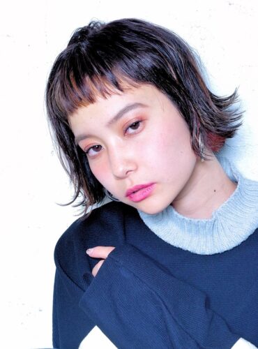 ダークブラウンの前下がりショートボブ　ぱっつん前髪