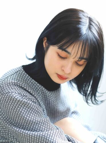 黒髪ミディアム　内巻きの艶ストレート
