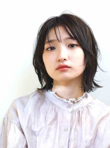 黒髪の切りっぱなし外ハネミディアム
