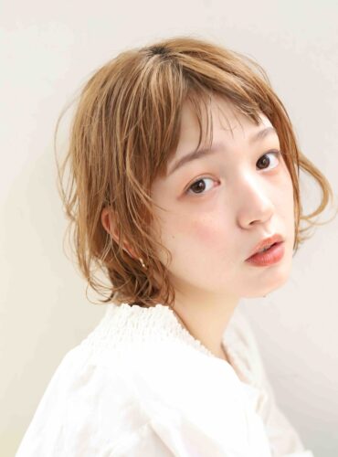 ベージュのふんわりショートボブ　毛先ワンカール