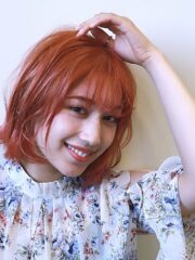 アプリコットオレンジのショートボブ　ぱっつん前髪