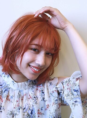 アプリコットオレンジのショートボブ　ぱっつん前髪