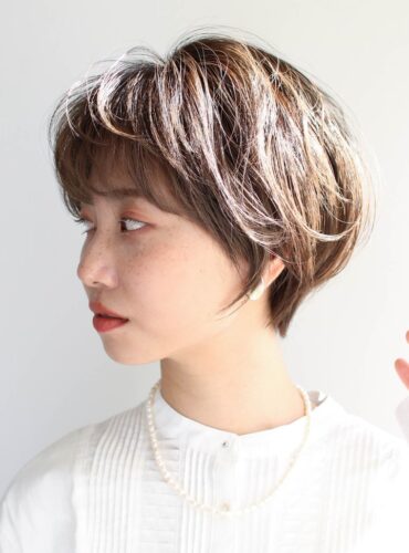 ベージュブラウンの丸みショートボブ　ふんわりレイヤー