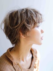 ベージュのショートヘア　立体感のあるシルエット