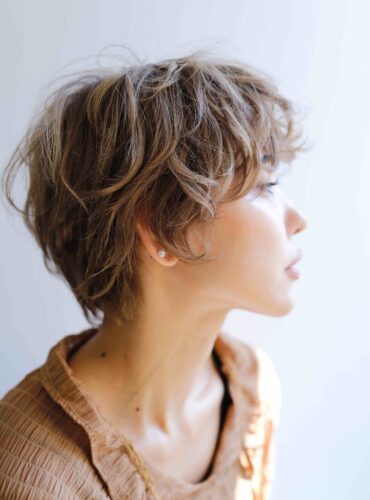 ベージュのショートヘア　立体感のあるシルエット