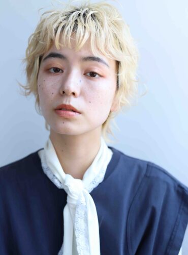 ブリーチしたハイトーンブロンドのウルフカット
