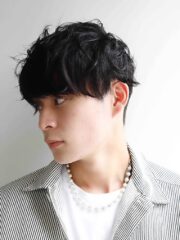 メンズ　黒髪の無造作パーマ　マッシュショート