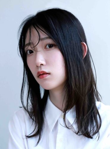 黒髪ロングのレイヤーストレート　センターパート