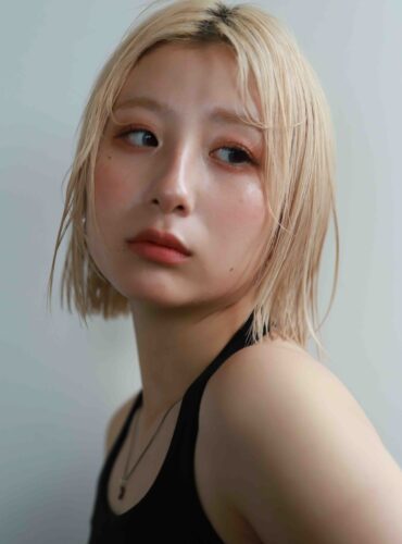ハイトーンブロンドの切りっぱなしボブ