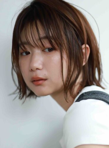 ブラウンの切りっぱなしショートボブ　肩越しの後ろ姿