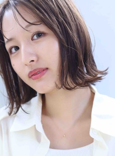 ライトブラウンの外ハネミディアムボブ