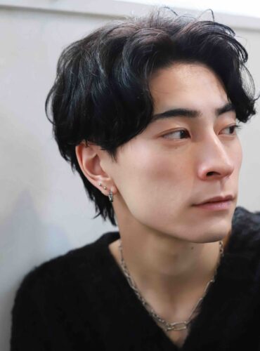 メンズ　黒髪の無造作センターパート　波巻きマッシュ