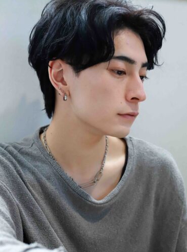メンズ　黒髪のセンターパートマッシュ　横顔